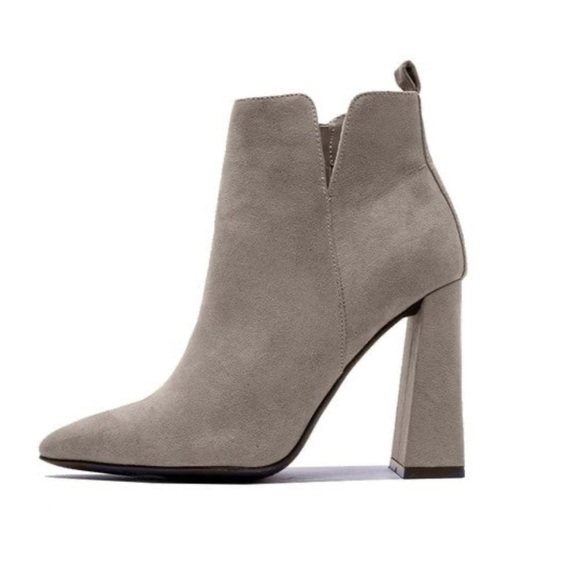 New in Box Quipid Gray Ankle Boots, Size 8 with Sleek Heels and Side Zipper - Picture 3 of 8